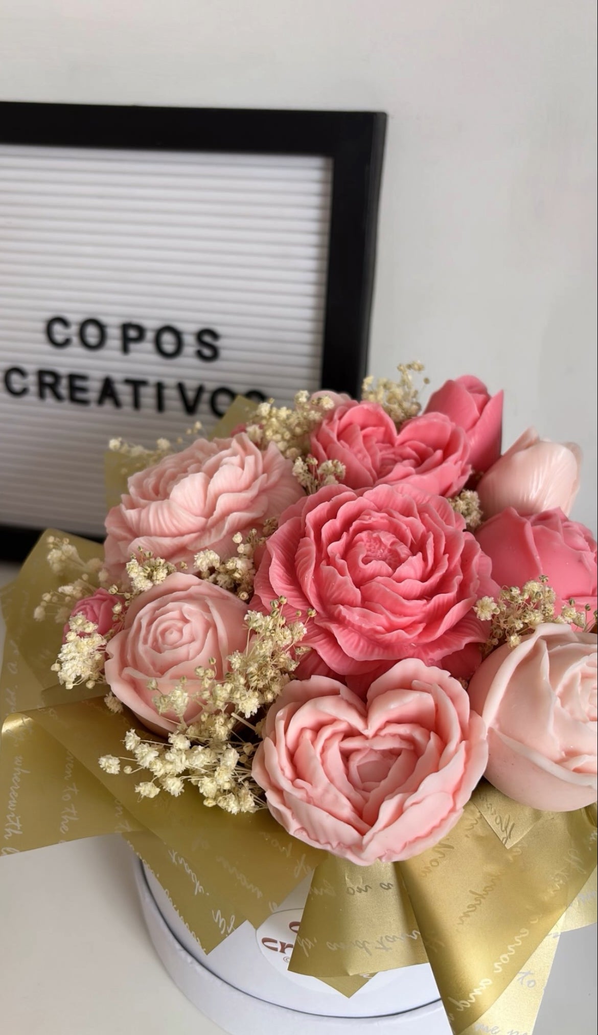 Arreglo decorativo con flores en cera natural