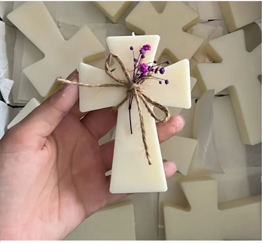Vela decorativa en forma de cruz elaborada en cera natural