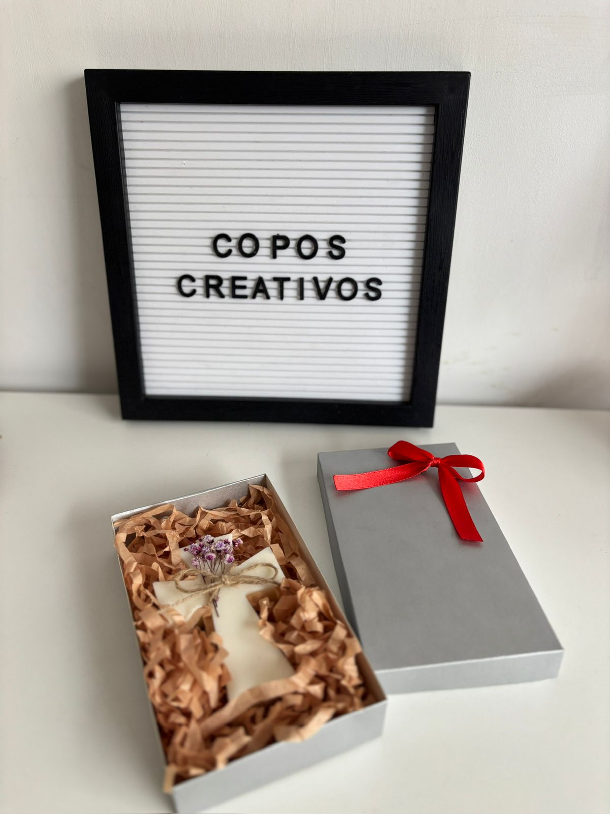 Vela decorativa en forma de cruz elaborada en cera natural